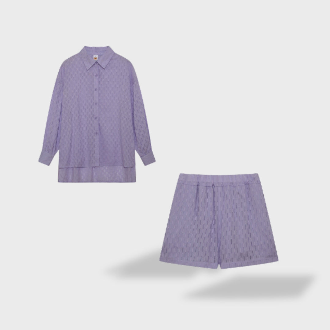 Vue arrière de la chemise fluide élégante femme