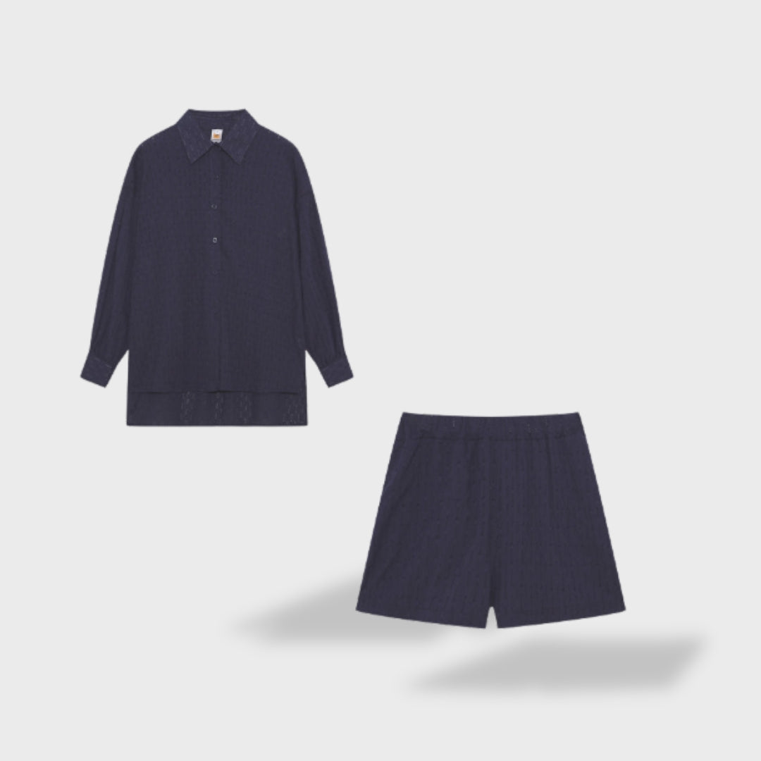 Détail du tissu fluide d’une chemise femme élégante