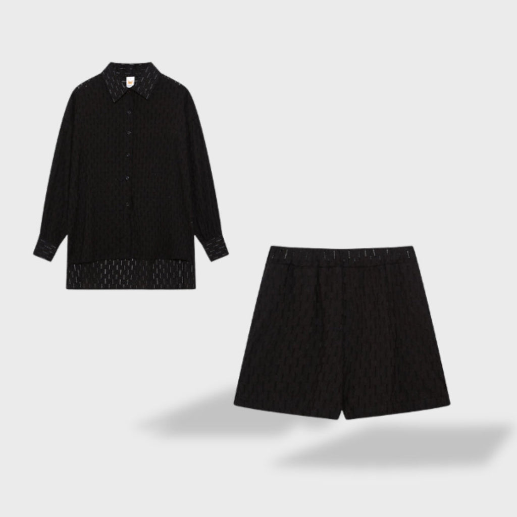 Détail du col d’une chemise élégante pour femme