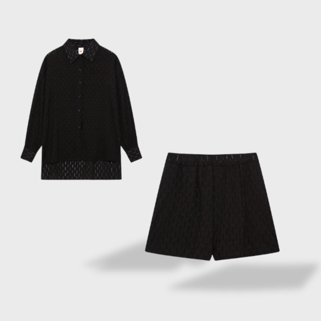 Détail du col d’une chemise élégante pour femme