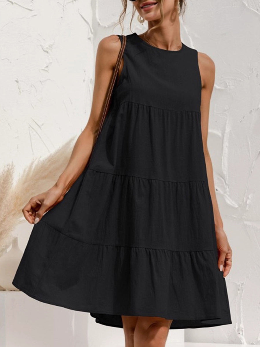 Robe courte trapèze plissée sans manches à col rond, vue de face