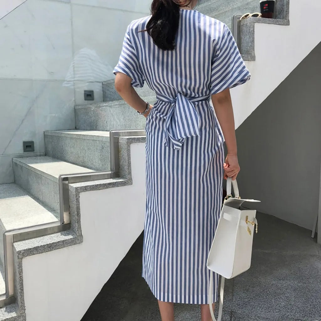 Pauline Laurent® | Robe Midi Portefeuille à Rayures Élégantes