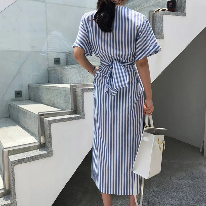 Pauline Laurent® | Robe Midi Portefeuille à Rayures Élégantes