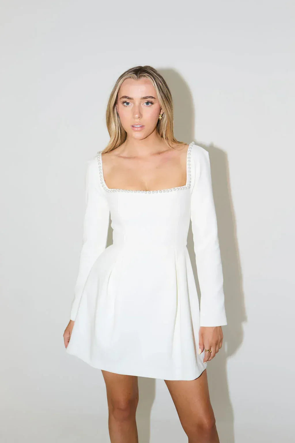 Robe cocktail courte à manches longues avec bordure de perles