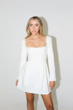 Robe cocktail courte à manches longues avec bordure de perles