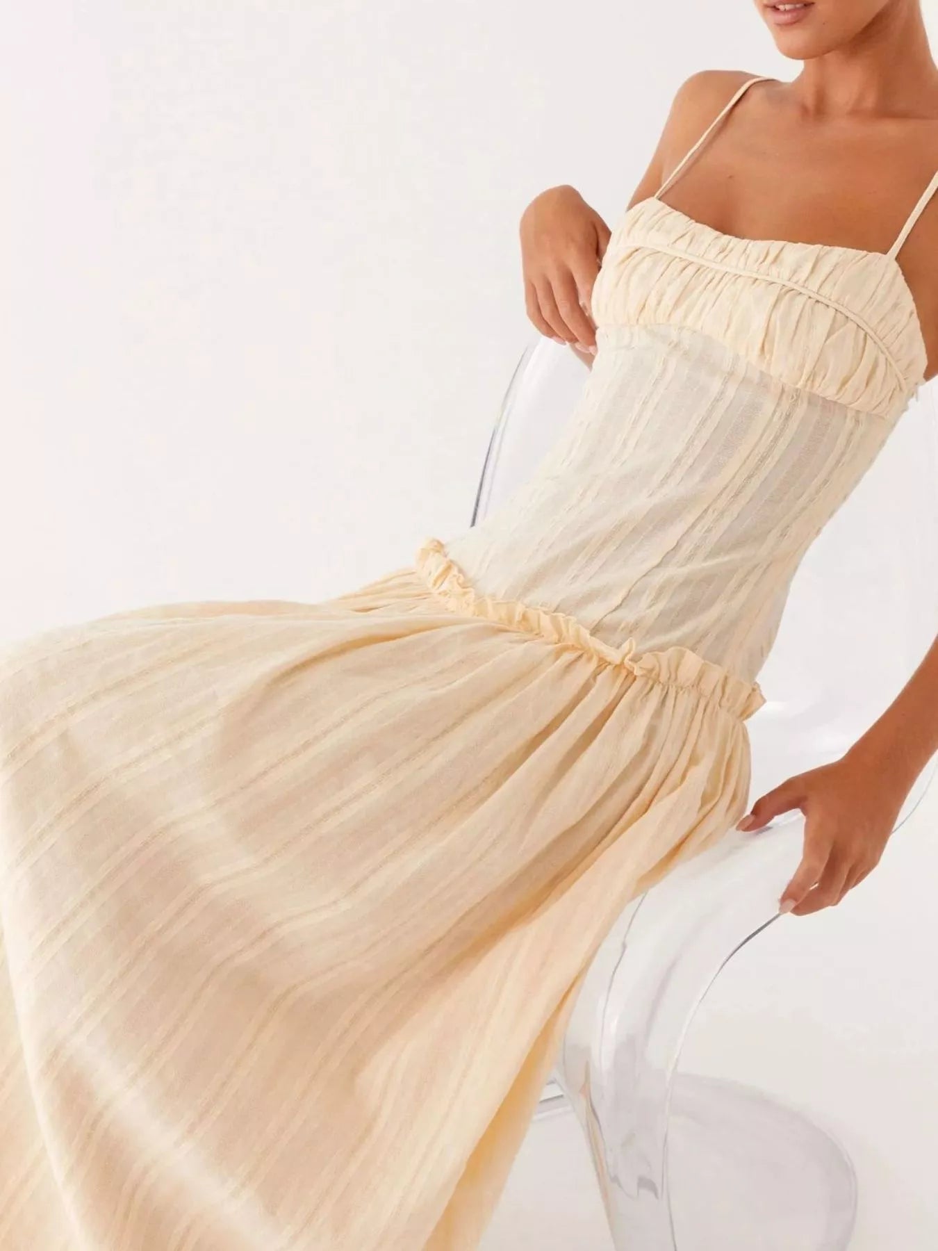 Robe longue à bretelles spaghetti avec volant et smocks