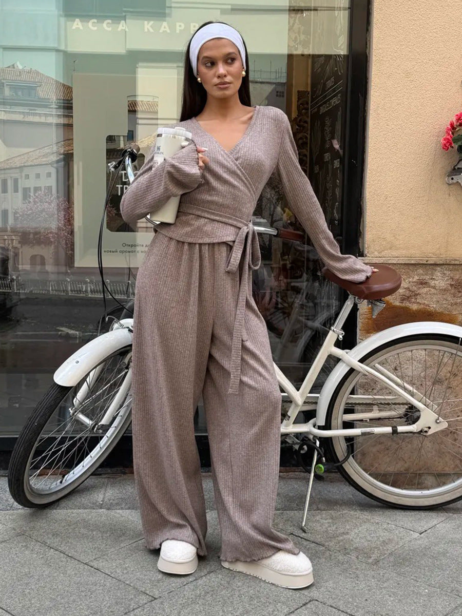 Ensemble coordonné gris en maille côtelée avec crop top et pantalon à jambes larges