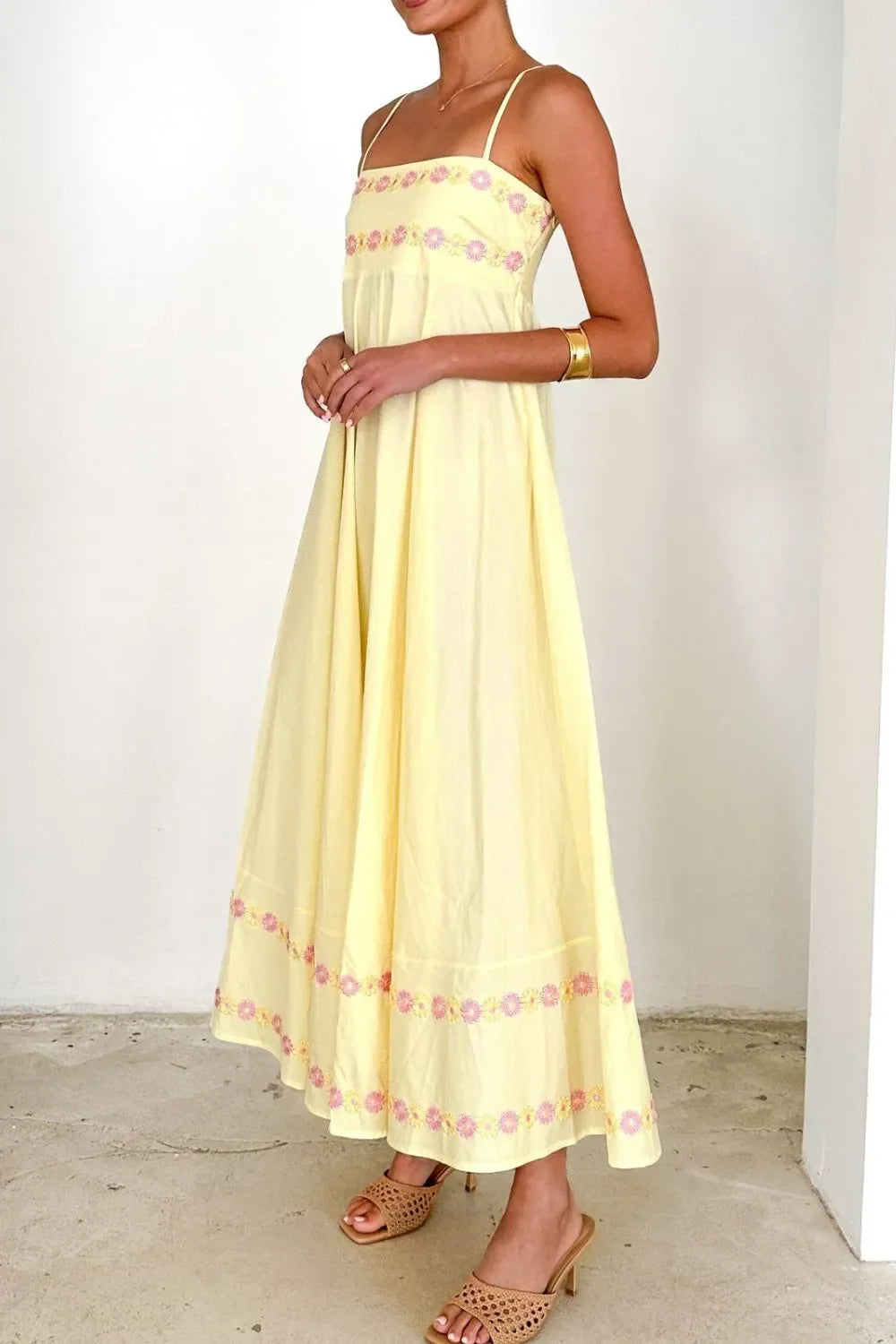 Robe longue à bretelles spaghetti brodée de fleurs