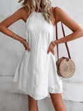 Robe courte à encolure œillet