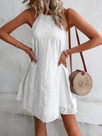 Robe courte à encolure œillet