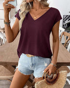 T-shirt femme col V uni assorti à une tenue casual
