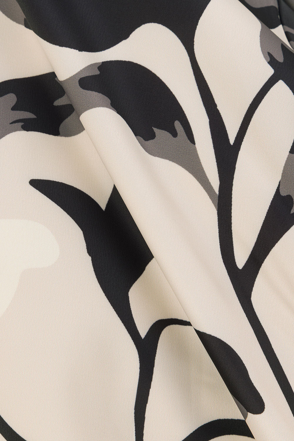 Zoom sur la robe femme à motif floral avec finitions visibles
