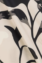 Zoom sur la robe femme à motif floral avec finitions visibles