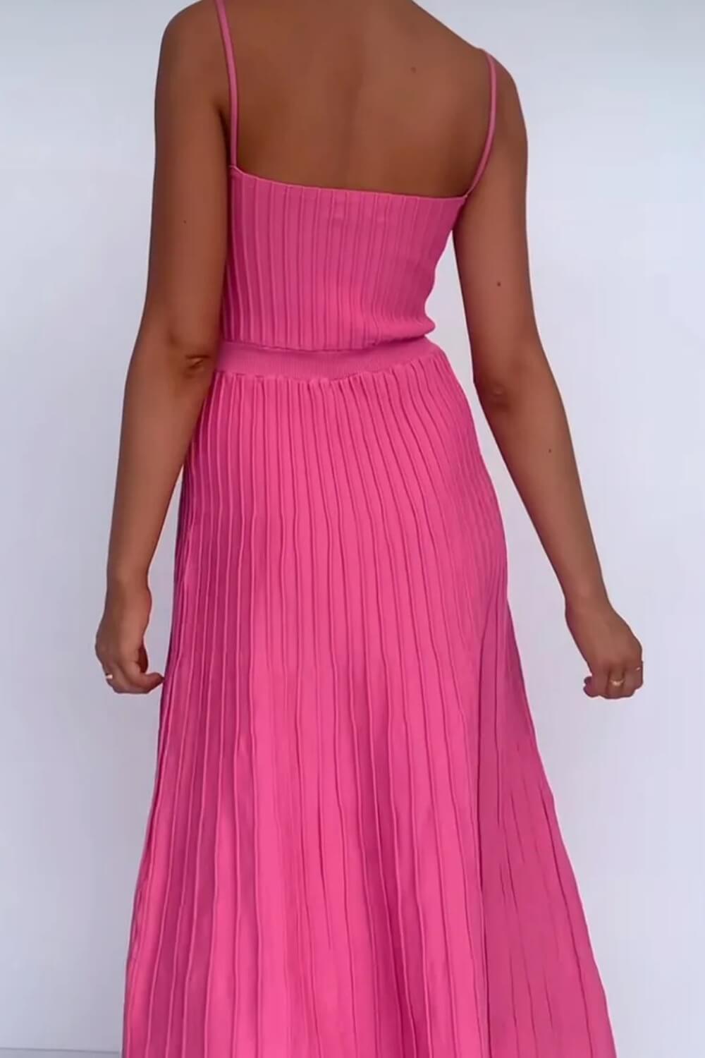 Robe midi plissée en maille à fines bretelles