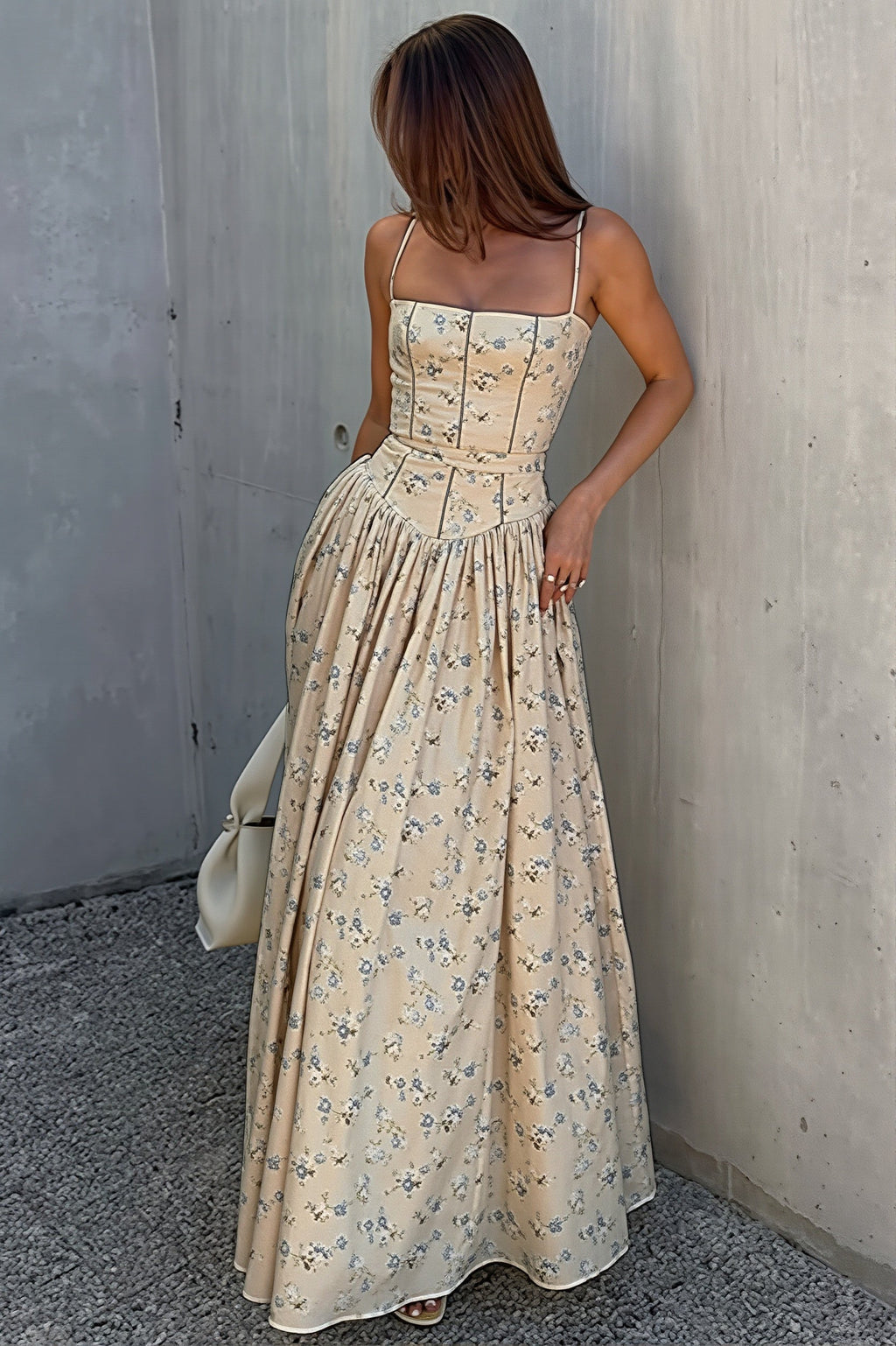 Détail de l'imprimé floral sur la robe longue femme à taille haute