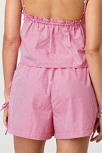Short femme taille haute rayé porté avec un haut décontracté