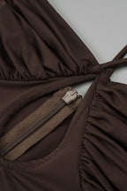 Robe maxi drapée à bretelles avec silhouette élégante
