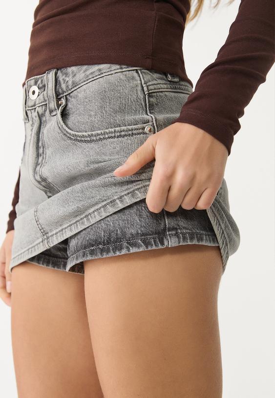 Mini-jupe-short en denim décontractée pour un style quotidien sans effort