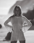 Robe courte en crochet tricoté dos nu avec manches longues