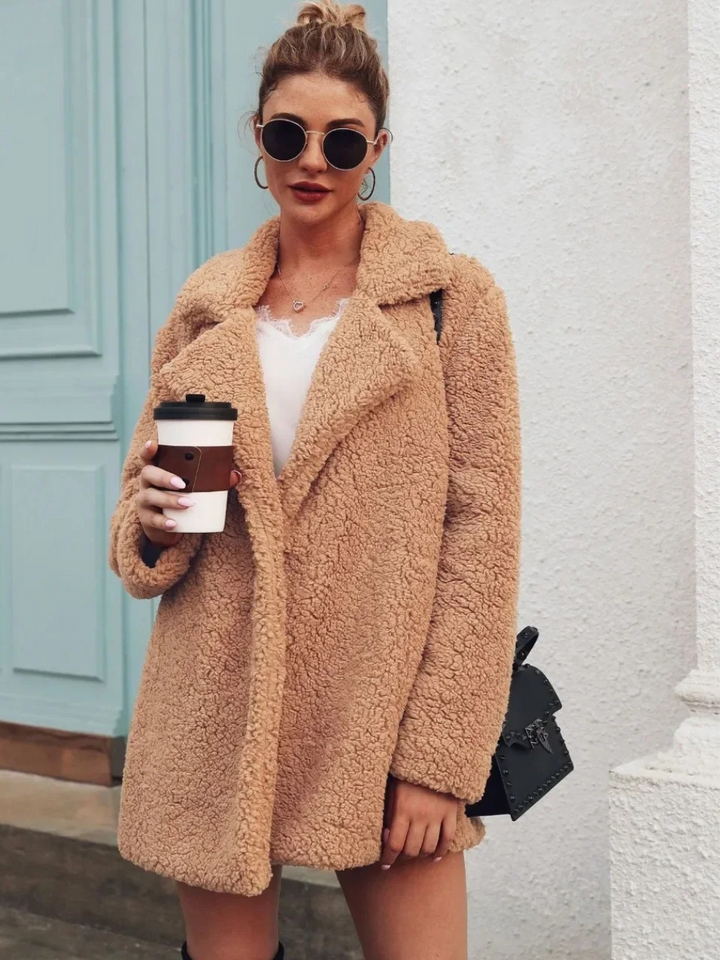 Manteau Court en Peluche Teddy Douillet avec Col Revers
