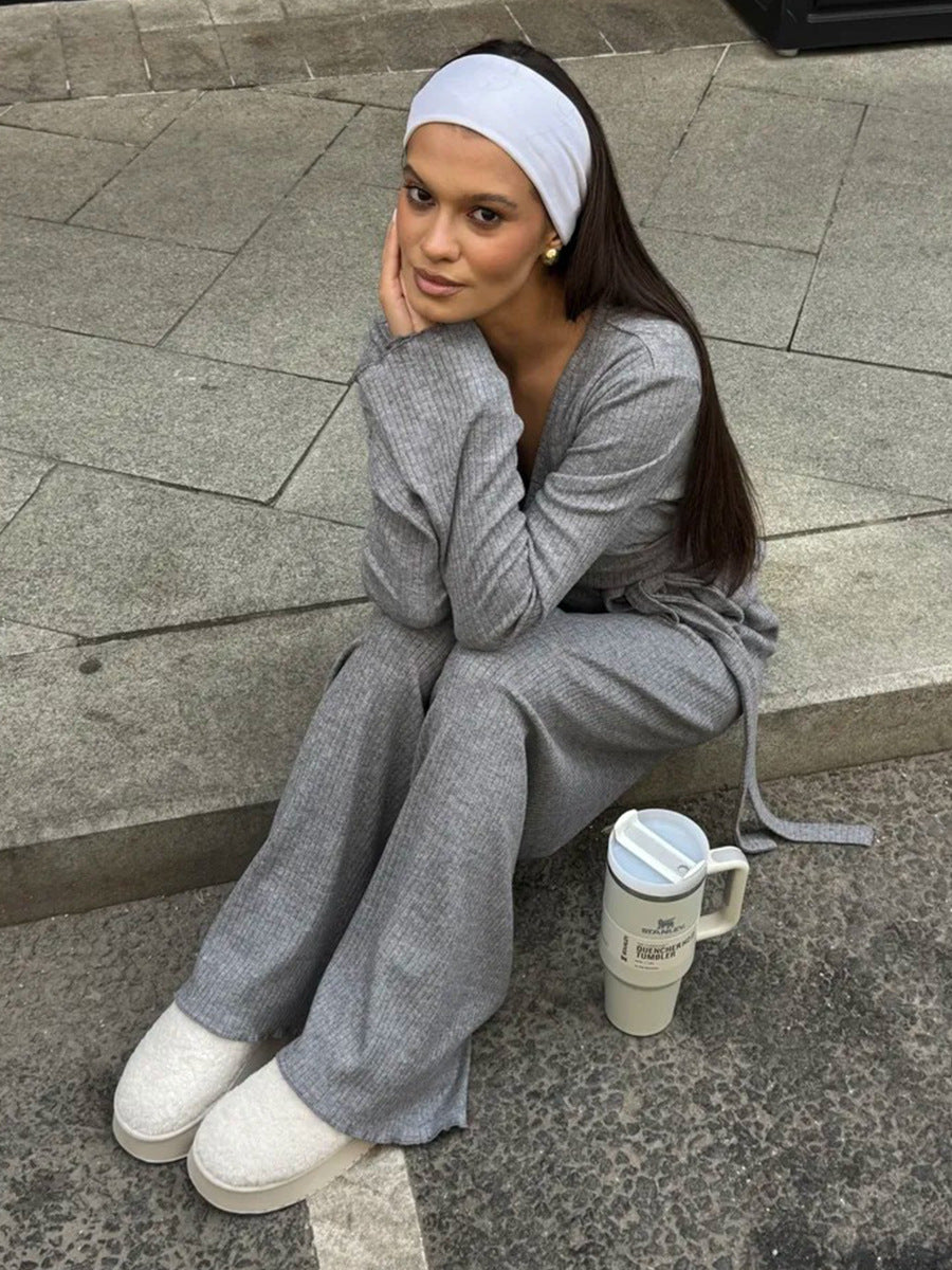 Ensemble coordonné gris en maille côtelée avec crop top et pantalon à jambes larges