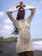 Robe courte en crochet tricoté dos nu avec manches longues