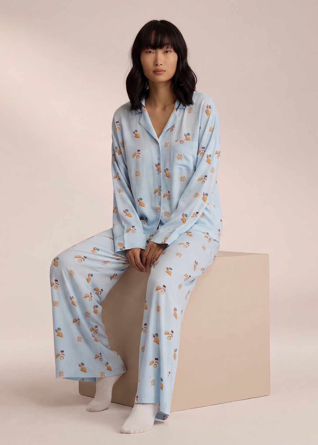 Silhouette de profil avec ensemble imprimé et chemise courte élégante
