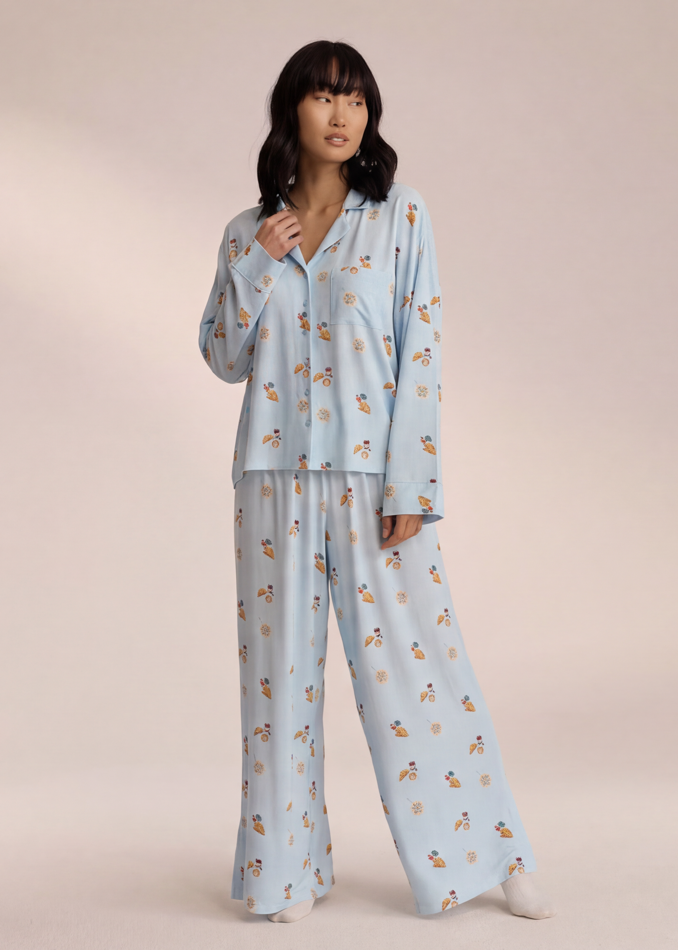 Dos de l'ensemble femme imprimé avec pantalon large et chemise assortie