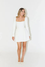 Robe cocktail courte à manches longues avec bordure de perles