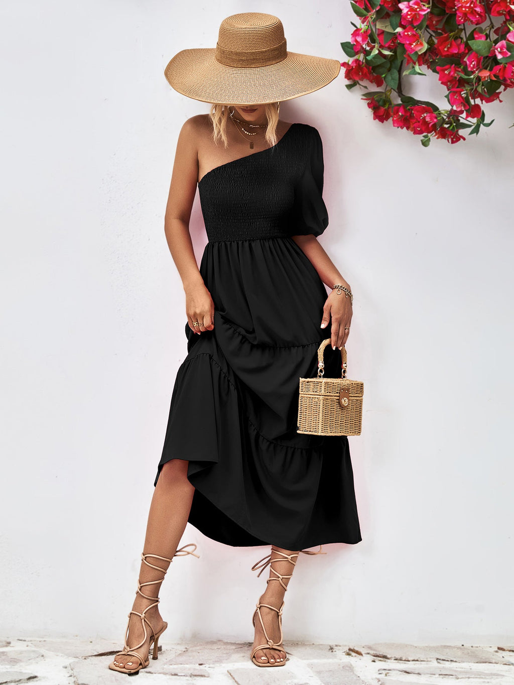 Robe mi-longue à une épaule froncée avec silhouette fluide