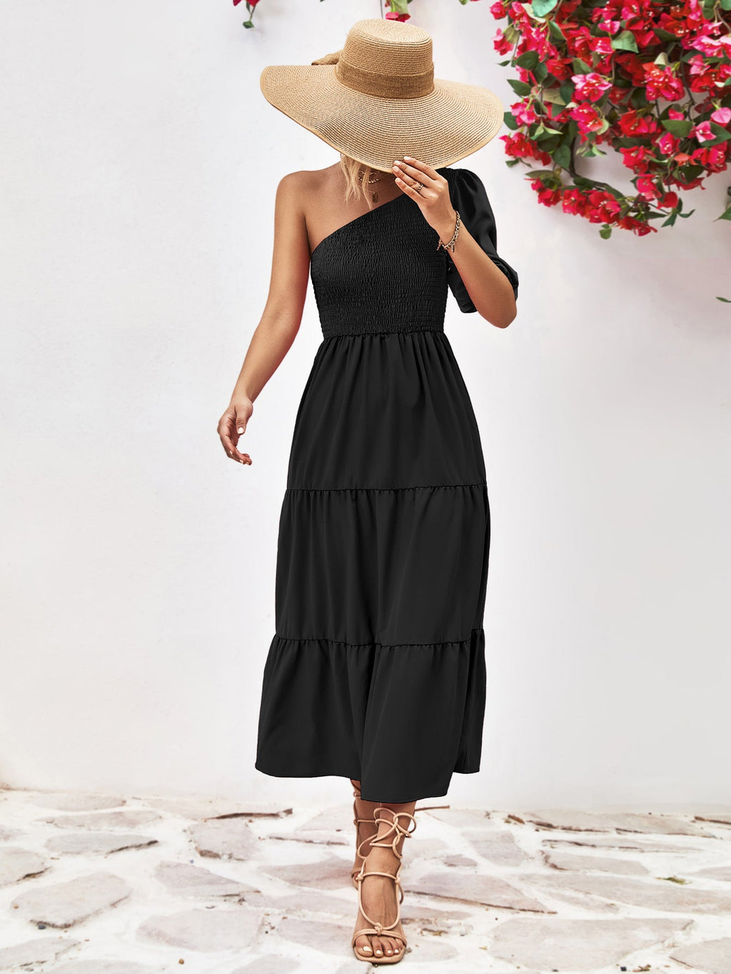Robe mi-longue à une épaule froncée avec silhouette fluide