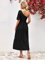 Robe mi-longue à une épaule froncée avec silhouette fluide