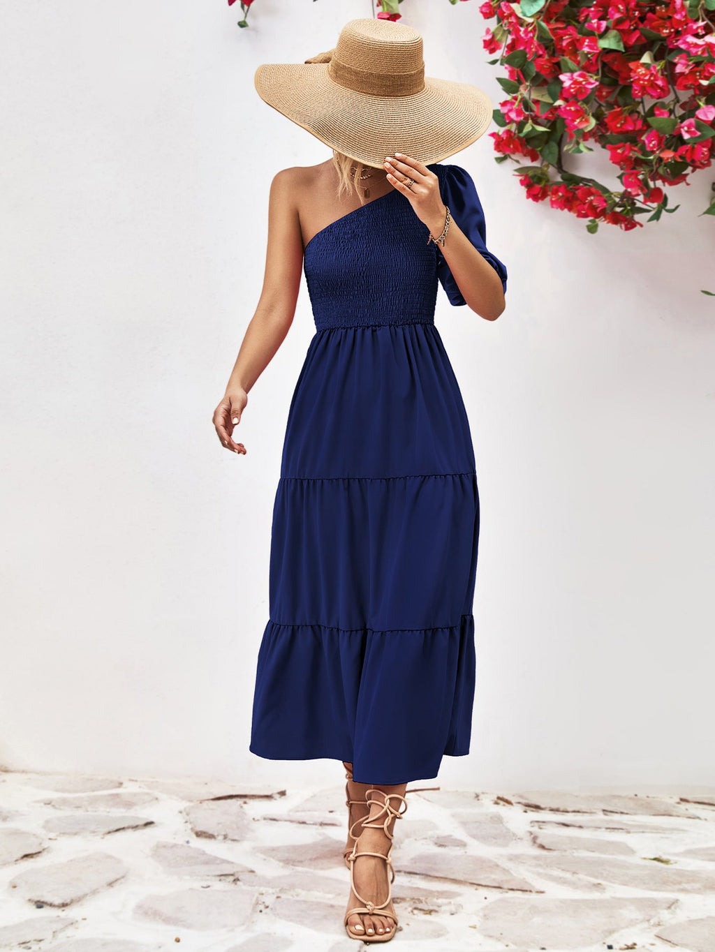 Robe mi-longue à une épaule froncée avec silhouette fluide