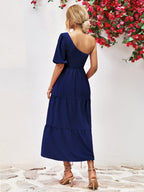 Robe mi-longue à une épaule froncée avec silhouette fluide