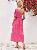 Robe mi-longue à une épaule froncée avec silhouette fluide