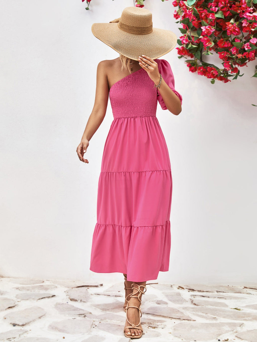 Robe mi-longue à une épaule froncée avec silhouette fluide