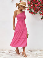 Robe mi-longue à une épaule froncée avec silhouette fluide