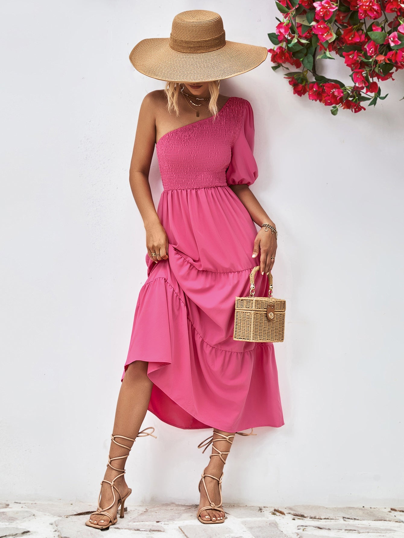 Robe mi-longue à une épaule froncée avec silhouette fluide