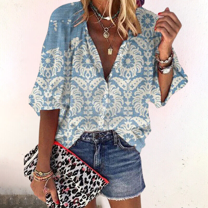 Chemisier fleuri femme porté avec style décontracté chic
