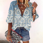 Chemisier fleuri femme porté avec style décontracté chic