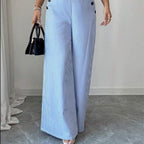 Détail de la taille haute du pantalon en lin rayé pour femme