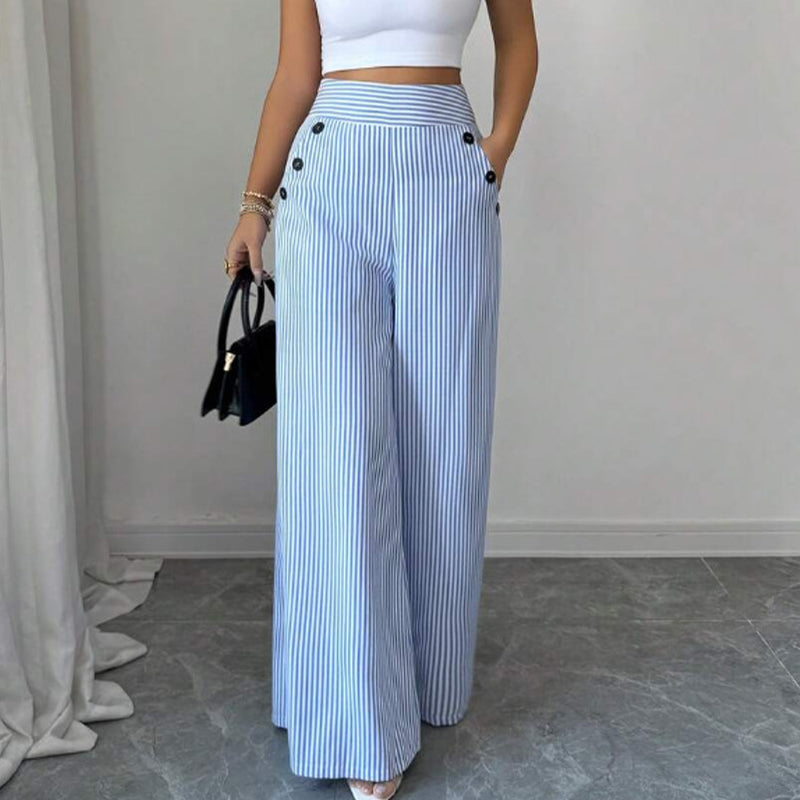 Pantalon femme en lin rayé porté avec tenue élégante décontractée