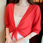 Gilet court en chiffon transparent femme présenté sur fond neutre